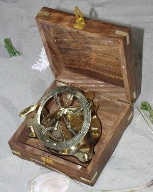 Sluneční hodiny s kompasem v dárkové kazetě, rozměr 14x14x6 cm