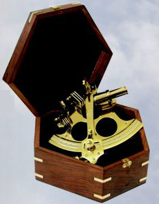 Vysoce kvalitní sextant v dárkové krabici 25x25x12 cm