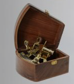 Dekorativní sextant v dřevněné dárkové krabici 15x15x6 cm