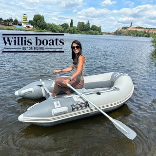 🌊 Léto patří vodě! ☀️ Vypluj za dobrodružstvím jako tahle kráska pod Vyšehradem – s naším stylovým nafukovacím člunem to...